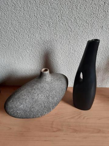 2x Decoratieve Vazen beschikbaar voor biedingen