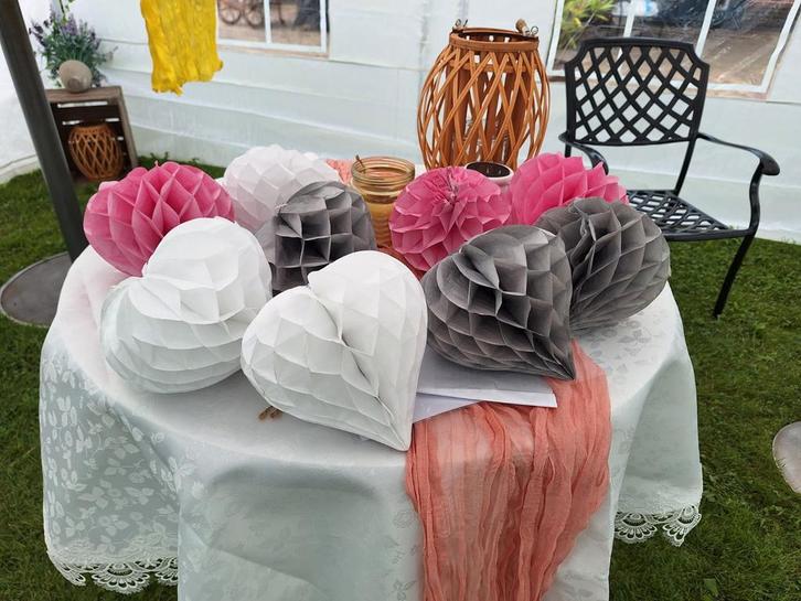 NIEUW! Honeycomb Hartjes - Wit, Roze & Grijs - 30 stuks, Hobby en Vrije tijd, Feestartikelen, Nieuw, Versiering, Geboorte of Huwelijk