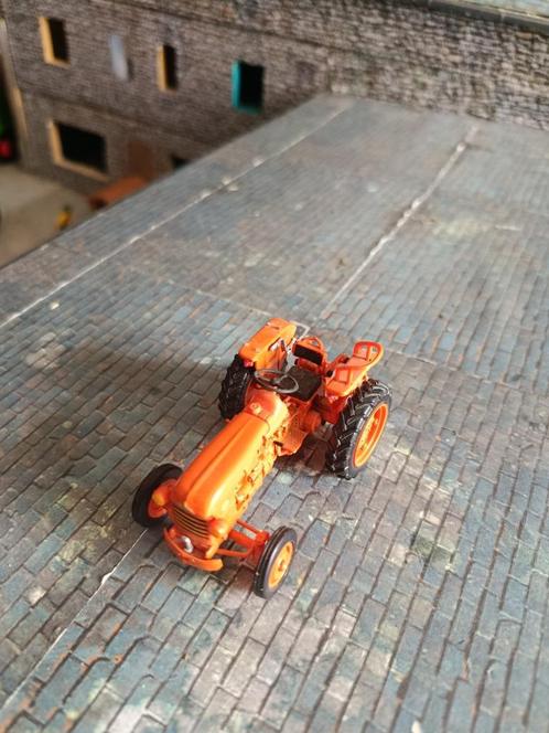 Renault D22 Universal Hobbies 1:43 trekker, Hobby en Vrije tijd, Modelauto's | 1:32, Zo goed als nieuw, Tractor of Landbouw, Universal Hobbies