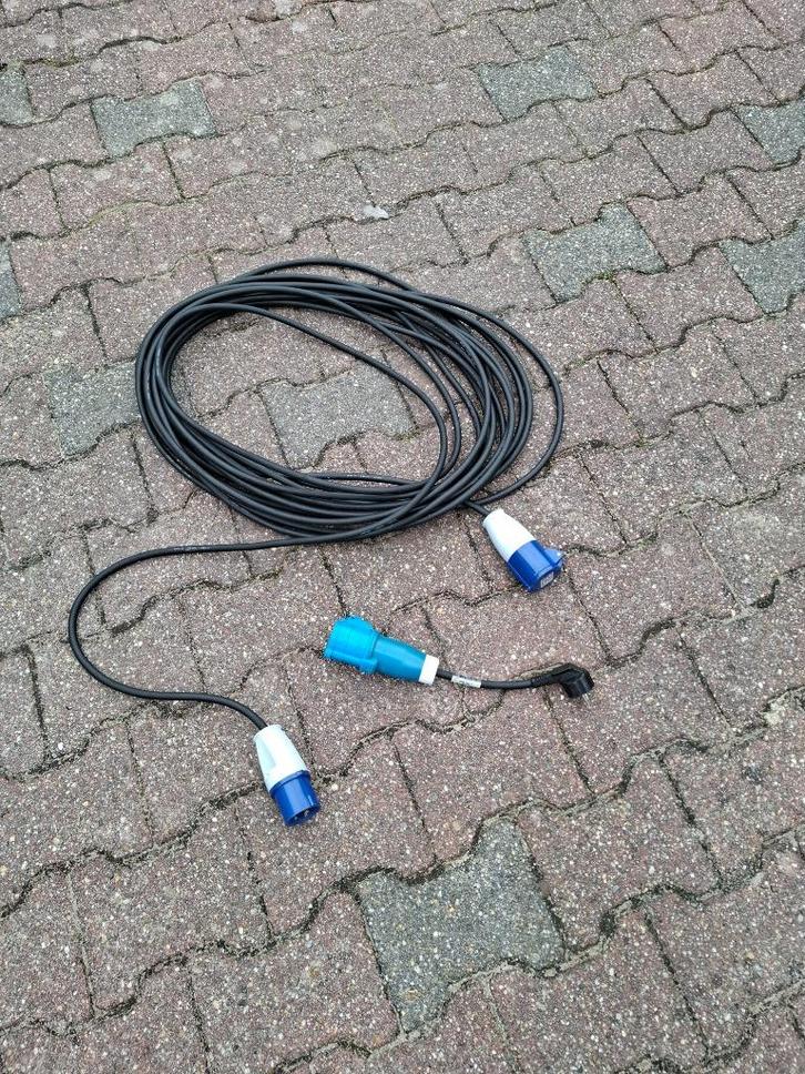 Twee stroomkabels voor de caravan., Caravans en Kamperen, Caravan accessoires, Zo goed als nieuw, Ophalen