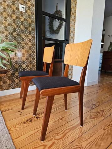 Mid Century stoelen zwart linnen beschikbaar voor biedingen