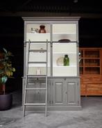 Hoge grijze boekenkast | Bibliotheekkast | Ladder #2020, Metaal, Met deur(en), Ophalen of Verzenden, 200 cm of meer