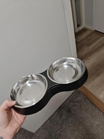 Katten/honden voer + drinkbak beschikbaar voor biedingen