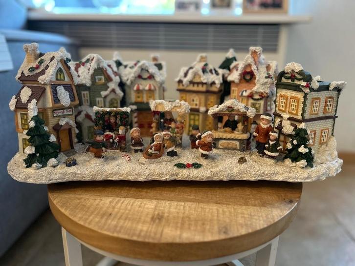 Kerstdorp gebouwen marktkraampjes sneeuw kerstboom, Diversen, Kerst, Zo goed als nieuw, Ophalen of Verzenden