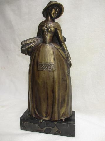 Antieke bronzen vrouwen beeld op marmer voet 38cm. beschikbaar voor biedingen