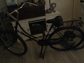 Dames oma fiets beschikbaar voor biedingen