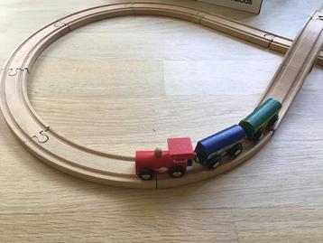 Houten trein met rails beschikbaar voor biedingen