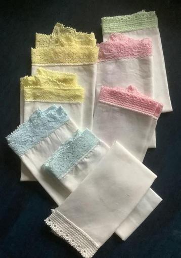 8 zakdoekjes met (gekleurd) kanten randje; 25 x 25 cm beschikbaar voor biedingen