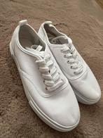 Witte plateauzool sneaker maat 38, Kleding | Dames, Schoenen, H&M, Ophalen of Verzenden, Wit, Zo goed als nieuw