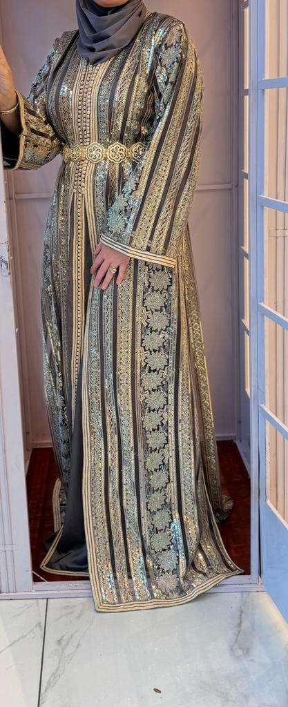 Takshita te koop, Kleding | Dames, Jurken, Zo goed als nieuw, Maat 38/40 (M), Grijs, Onder de knie, Ophalen of Verzenden