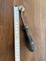 Antiek naaigerei, een coupeusewiel met een houten handvat, Ophalen of Verzenden