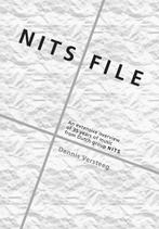 Dennis Versteeg - NITS FILE (boek, eventueel gesigneerd), Ophalen of Verzenden, Nieuw, Artiest