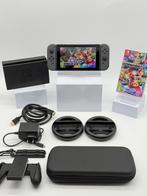 NINTENDO SWITCH NIEUW MODEL 2023 V2 MARIO KART+STUURTJES, Spelcomputers en Games, Spelcomputers | Nintendo Switch, Met 2 controllers