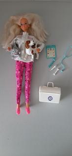 barbie dierenarts met hond en poes 1996, Kinderen en Baby's, Speelgoed | Poppen, Ophalen of Verzenden, Zo goed als nieuw, Barbie