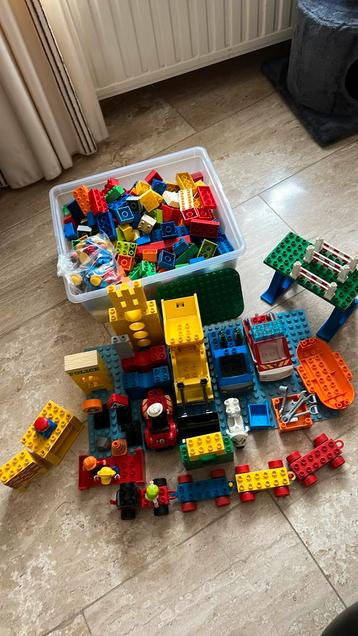 Duplo grote partij met voertuigen, poppetjes en bouwstenen beschikbaar voor biedingen