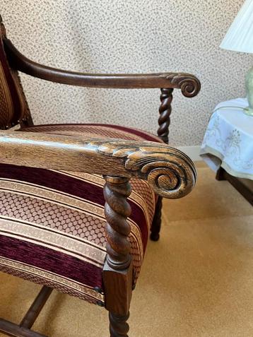 Antieke Ridderstoel met Houtsnijwerk beschikbaar voor biedingen