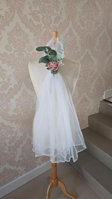 Veel wit tule en bloemen decoratie voor bruiloft, strikken beschikbaar voor biedingen