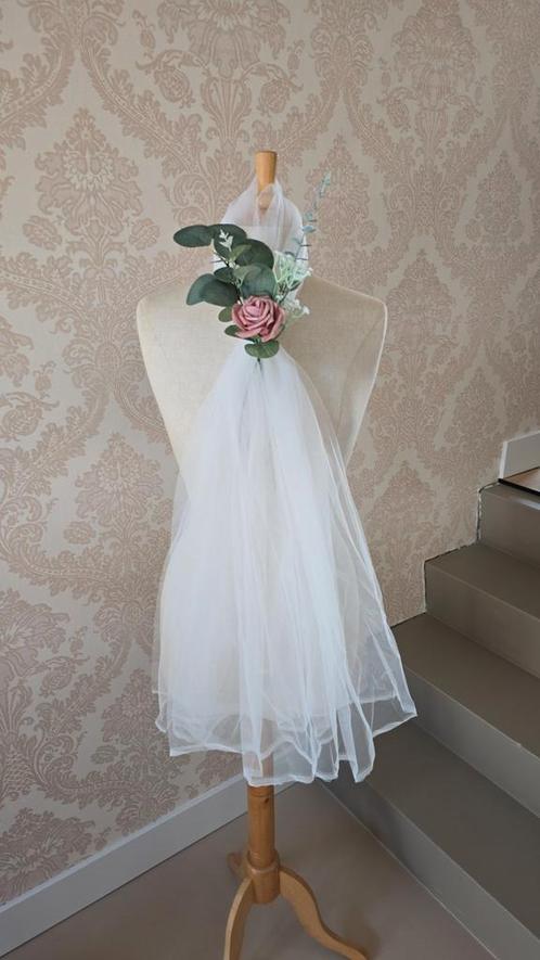 Veel wit tule en bloemen decoratie voor bruiloft, strikken, Kleding | Dames, Trouwkleding en Trouwaccessoires, Zo goed als nieuw