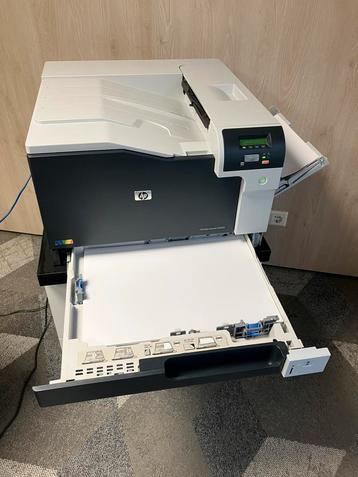 HP Color LaserJet CP5225 + verrijdbare kast (A4/A3 kleur) beschikbaar voor biedingen