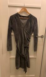 Fluwelen jurk antraciet La Ligna M, Kleding | Dames, Jurken, Maat 38/40 (M), Ophalen of Verzenden, Zo goed als nieuw, Knielengte