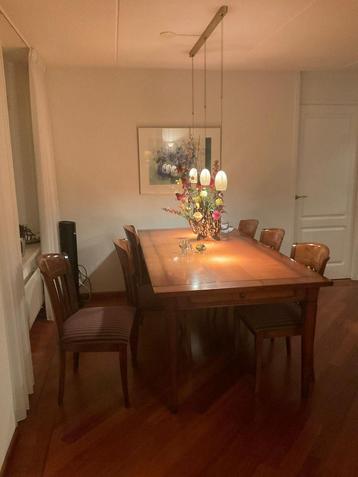 3 Standen verstelbare notenhouten tafel met 6 stoelen beschikbaar voor biedingen