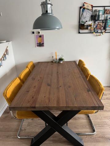 Industriële eettafel met stalen X-poten beschikbaar voor biedingen
