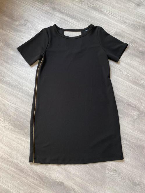 Zwart jurkje met gouden accenten., Kleding | Dames, Jurken, Zo goed als nieuw, Maat 38/40 (M), Zwart, Boven de knie, Ophalen of Verzenden