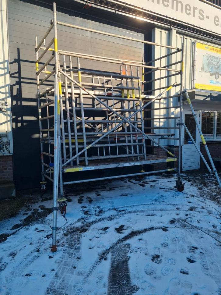 Gebruikte Layher rolsteiger uni 8.40mwh, Doe-het-zelf en Verbouw, Steigers, Zo goed als nieuw, Rolsteiger of Kamersteiger, 5 meter of hoger