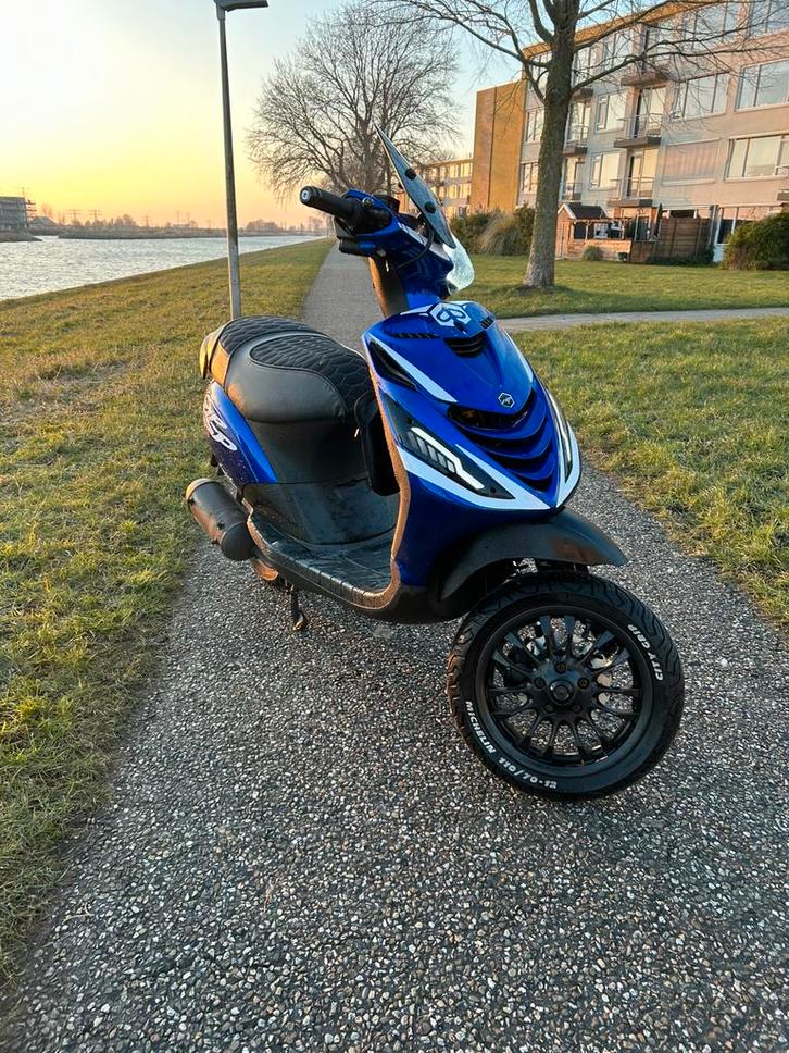 Zip 80cc, Fietsen en Brommers, Scooters | Piaggio, Zo goed als nieuw, Zip, Benzine, Ophalen