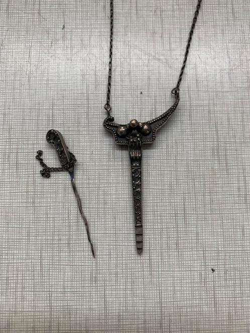 Ketting antieke zilveren 800 miniatuur Kris Indonesië’s, Sieraden, Tassen en Uiterlijk, Antieke sieraden, Ophalen of Verzenden