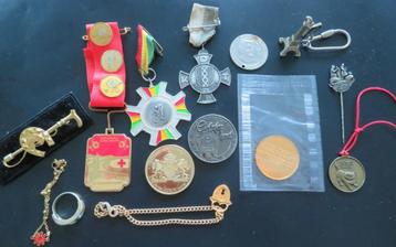 Groot lot allerlei penningen, versiersels en ditjes/datjes beschikbaar voor biedingen