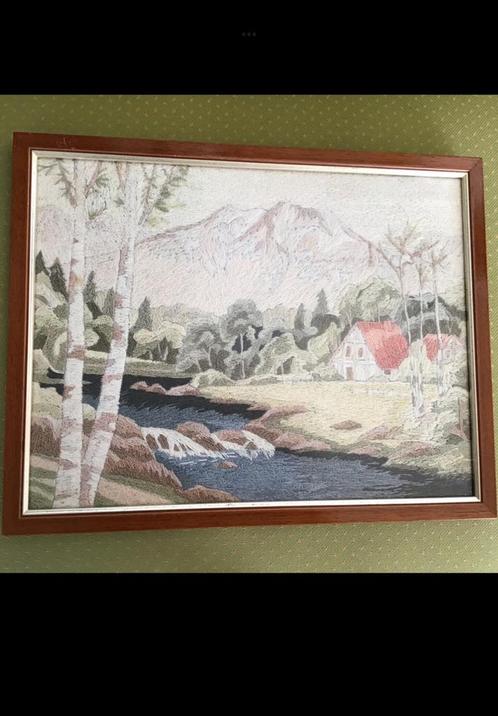 Schilderij v borduurzijde, borduurwerk berglandschap, rivier, Antiek en Kunst, Kunst | Schilderijen | Klassiek, Ophalen of Verzenden