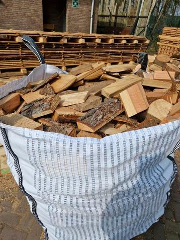 Schoon vers lokaal Douglas gekloofd haardhout  beschikbaar voor biedingen