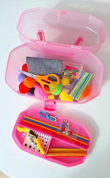 Roze knutselkoffer beschikbaar voor biedingen