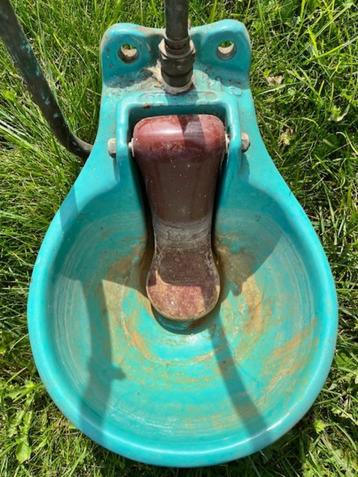 Drinkbak met klepel beschikbaar voor biedingen