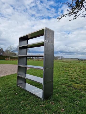 Houtopslag van cortenstaal - op maat gemaakt beschikbaar voor biedingen