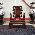 Chinees houtsnijwerk. Authentieke zware Chinese stoel, Ophalen