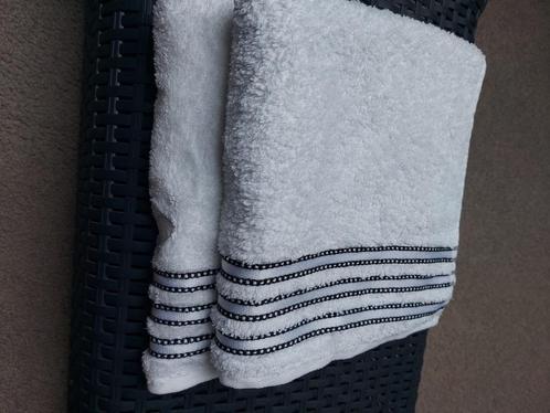 Twee witte handdoeken van Vossen met dubble zwarte bies, Huis en Inrichting, Badkamer | Badtextiel en Accessoires, Nieuw, Handdoek