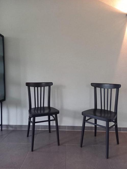 Twee vintage café stoelen / zijdenglans zwart, Huis en Inrichting, Stoelen, Gebruikt, Twee, Hout, Zwart, Ophalen