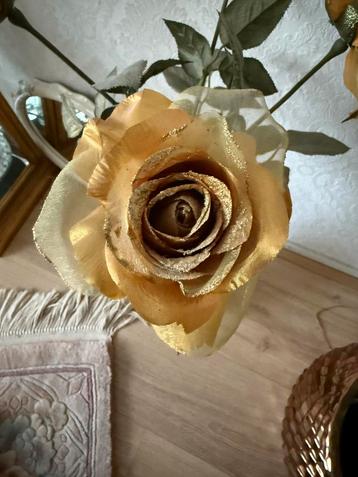 Gouden Vaas met Kunstbloemen beschikbaar voor biedingen