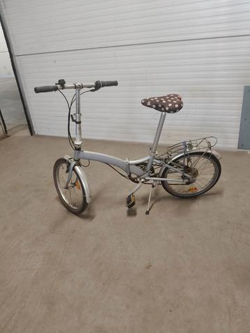 Licht grijze vouwfiets.  beschikbaar voor biedingen