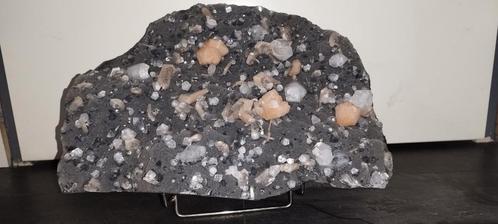 XXL mineraal, apophylite met stilbiet op chalcedoon., Verzamelen, Mineralen en Fossielen, Mineraal, Ophalen of Verzenden