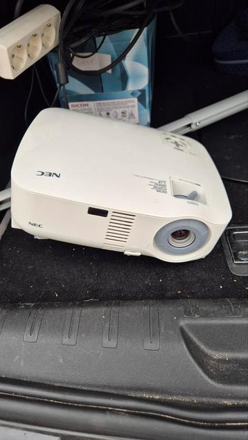 Nec VT580 beamer compleet met versterker en plafondsteun  beschikbaar voor biedingen