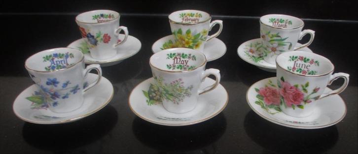 Qualita superiore engelse mini kopjes met maandaanduiding, Huis en Inrichting, Keuken | Servies, Zo goed als nieuw, Kop(pen) en/of Schotel(s)