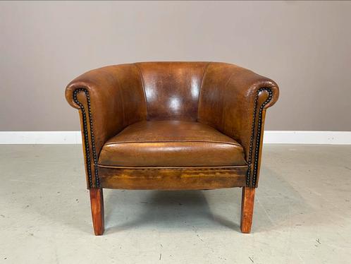 Schapenleren clubfauteuil tub model DNG nette vintage staat, Huis en Inrichting, Fauteuils, Gebruikt, Hout, Leer, Ophalen