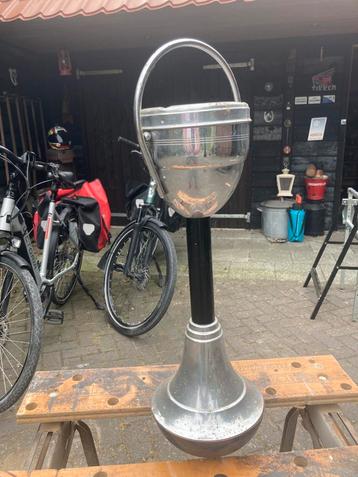 Vintage staande asbak beschikbaar voor biedingen