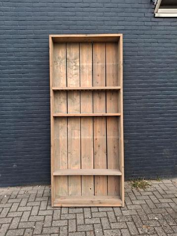 2 hoge display kasten  beschikbaar voor biedingen