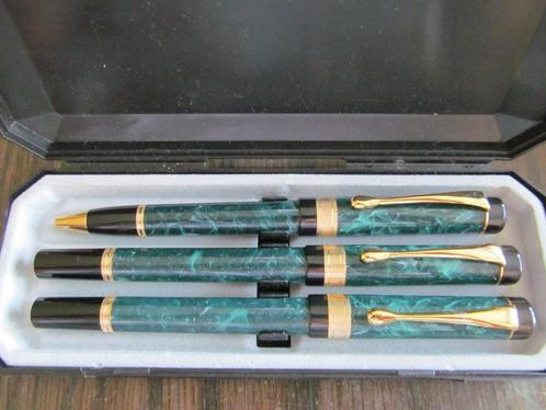 Driedelig pennen set, vulpen, balpoint, rollerball, Verzamelen, Pennenverzamelingen, Gebruikt, Vulpen, Overige merken, Met doosje