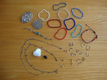 Collectie armbandjes.kettinkjes,oorbellen, broches, ringen. beschikbaar voor biedingen