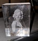 Marilyn Monroe glazen pressepaper met hologram, Ophalen of Verzenden, Gebruikt, Film, Gebruiksvoorwerp